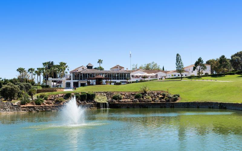 Golf course, clubhouse, water feature – Santa María Golf & Country Club, Costa del Sol, Málaga | Andaluciatours