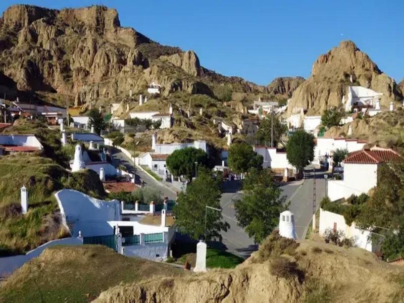 Cave dwellings, hillside village, arid landscape – Vega de Granada, Granada province, Andalucía | Andaluciatours