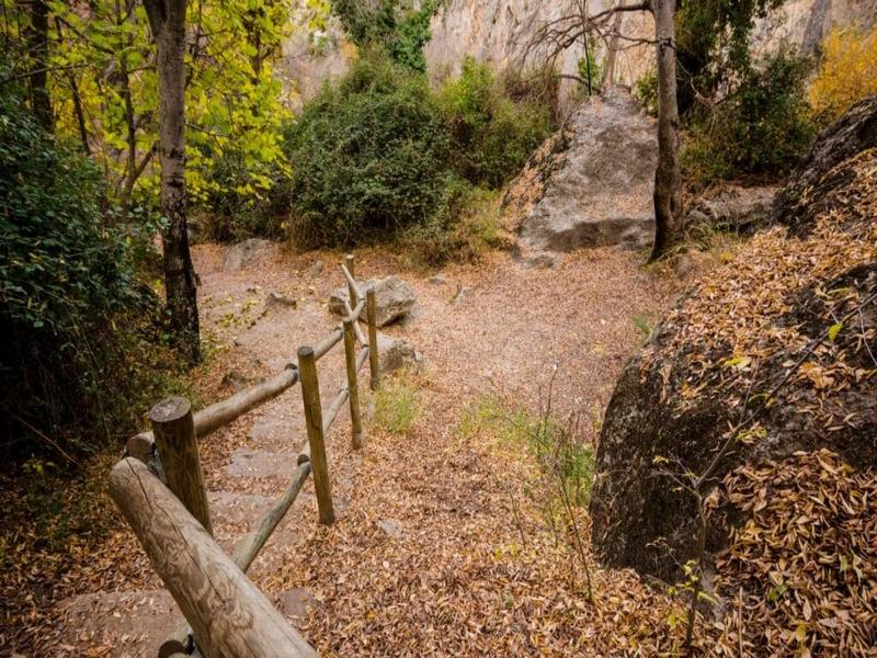 Hiking trail, autumn leaves, rock formations – Vega de Granada, Granada province, Andalucía | Andaluciatours